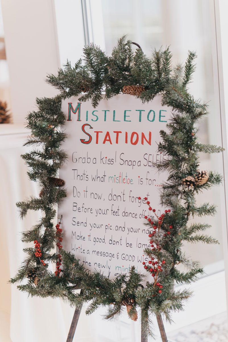 christmas wedding - mistletoe station